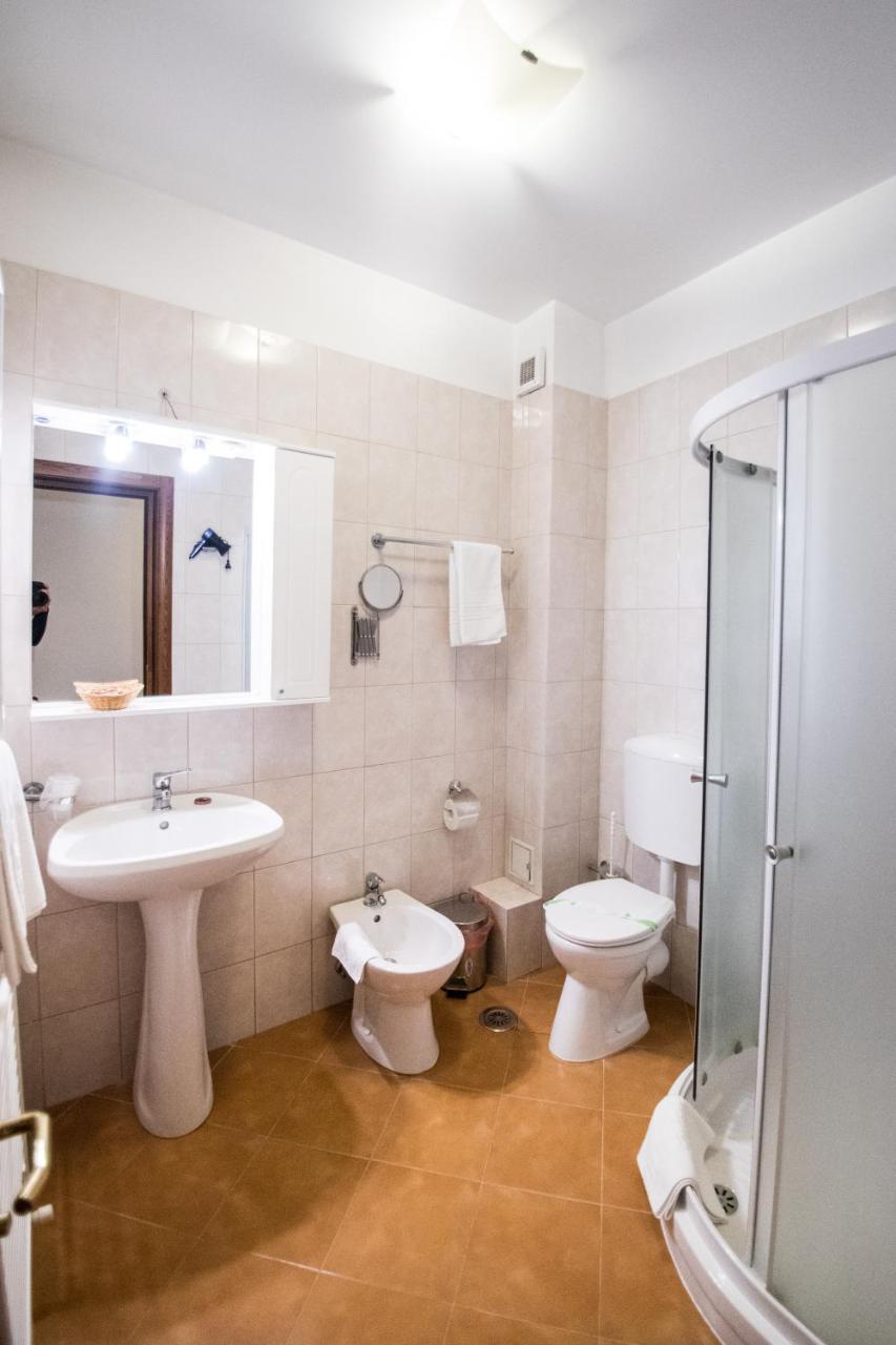 Hotel Amadeus Focşani 外观 照片